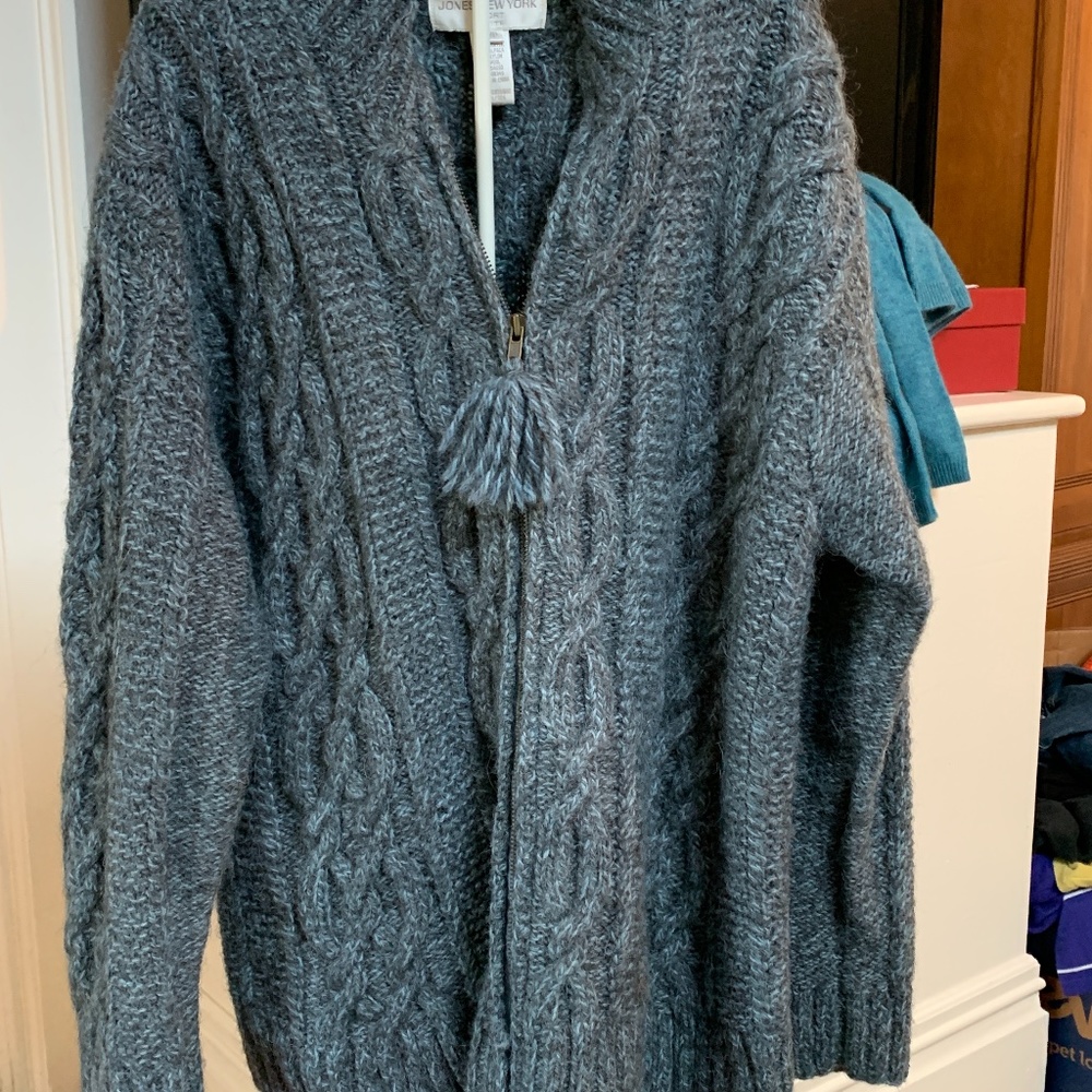 Jones New York sport exclusive hand knit zip up. Never worn . Retsil 240